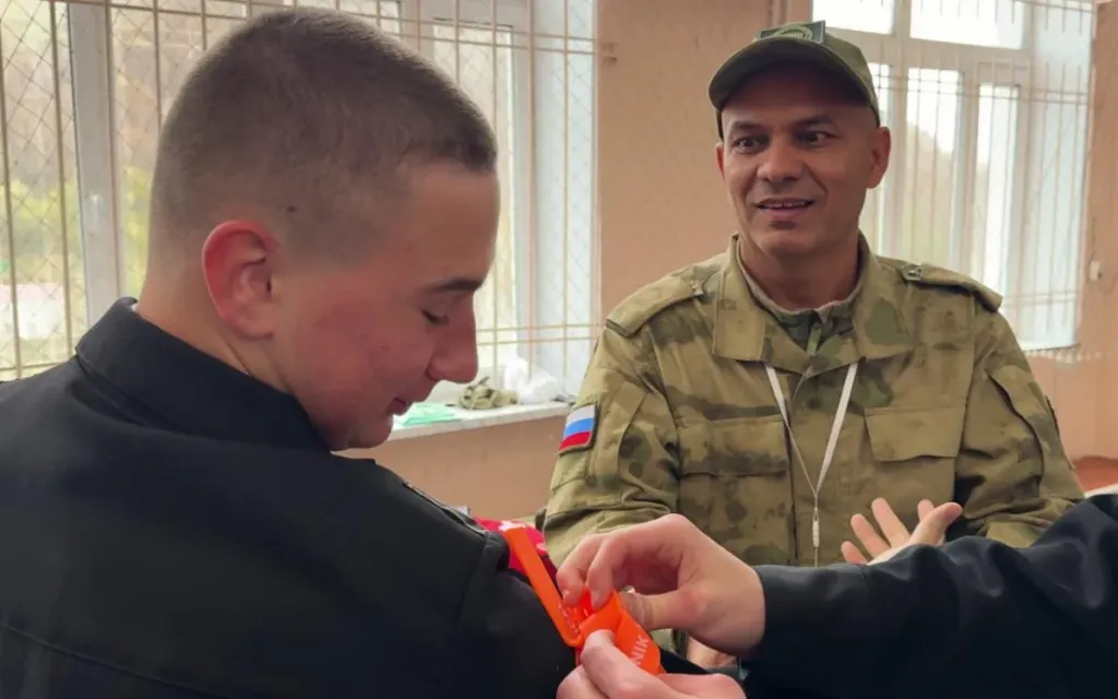 Экс-полицейский и участник СВО обучает камчатских подростков первой помощи