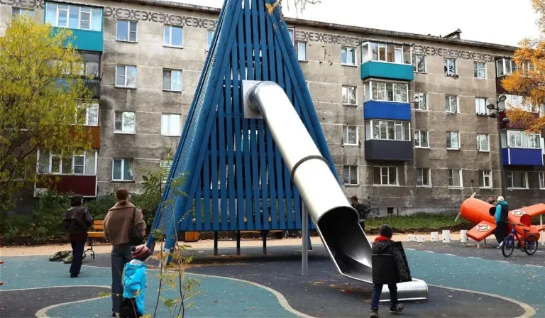 В Елизове завершают первый этап обновления Аллеи доблести и славы