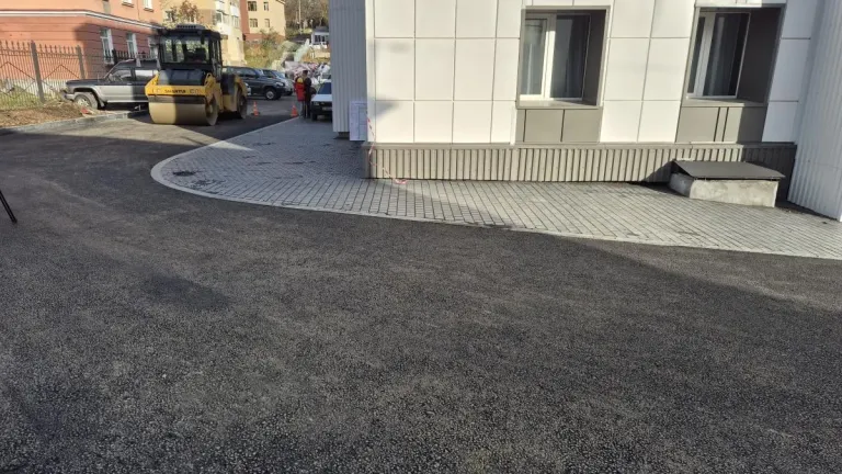 Двор дома на Ленинской в Петропавловске почти готов к сдаче